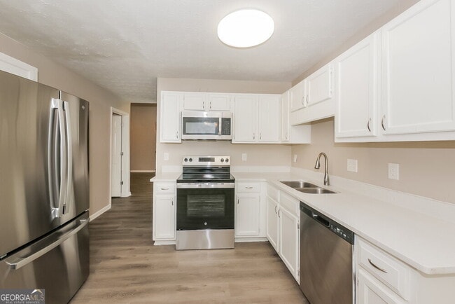 Building Photo - 2081 Wedgewood Dr