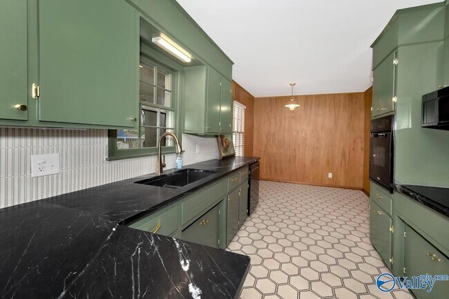 Building Photo - 1610 Chapman Ave NE