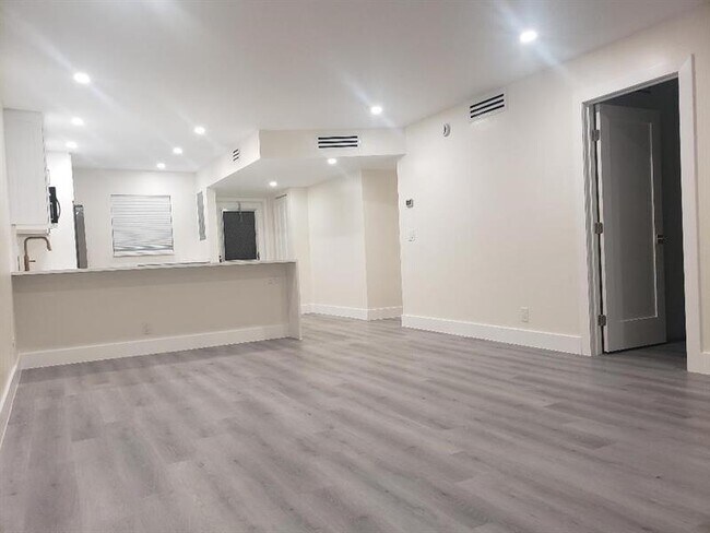 Building Photo - 829 Camino Rd