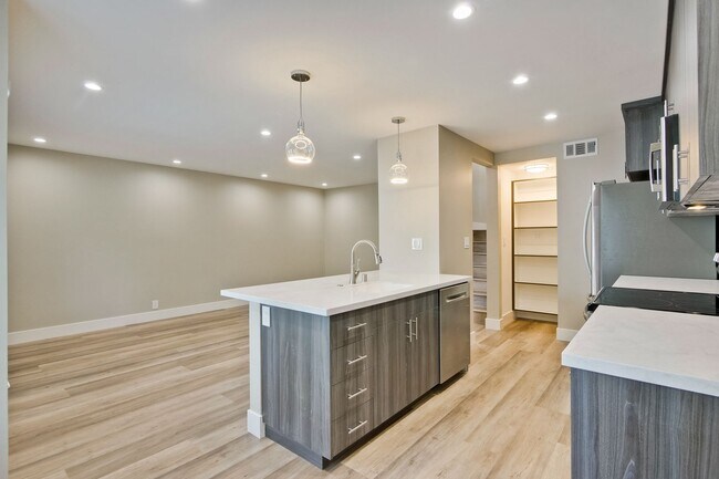 Building Photo - Stunning Modern Almost New Condo, Pets Welcome!