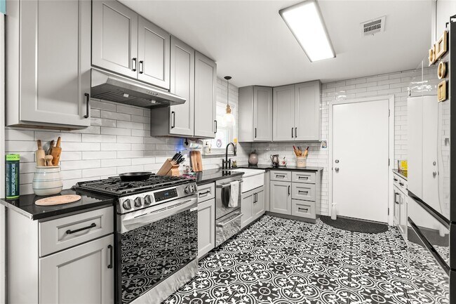 Building Photo - 5831 Burr Oak Dr