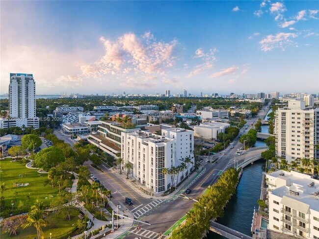 Building Photo - 1701 Sunset Harbour Dr