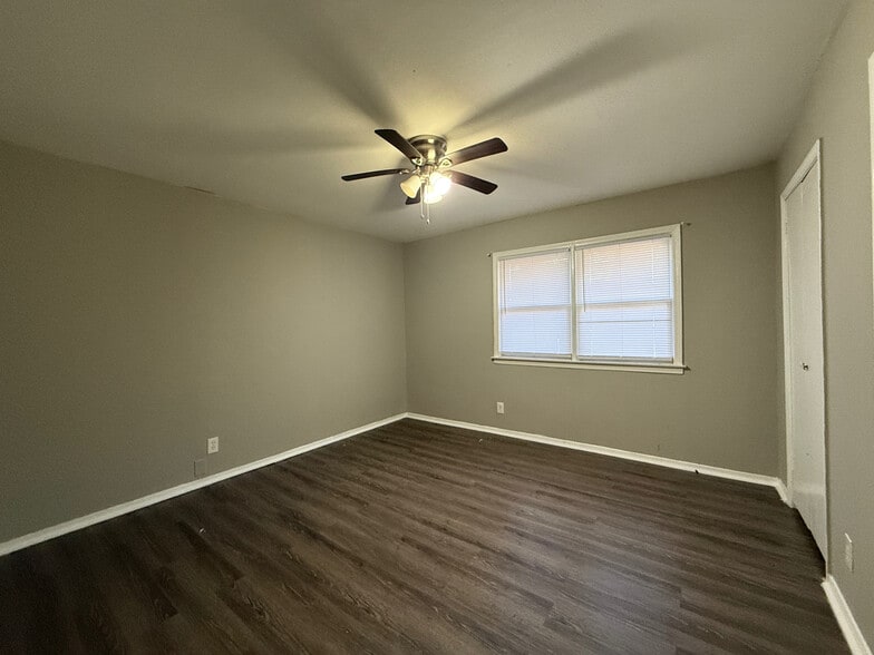 Building Photo - Room in House on Carolyn Dr SW