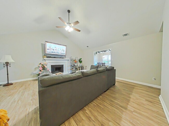 Building Photo - 4 Bedroom Brick Ranch in Woodlake!