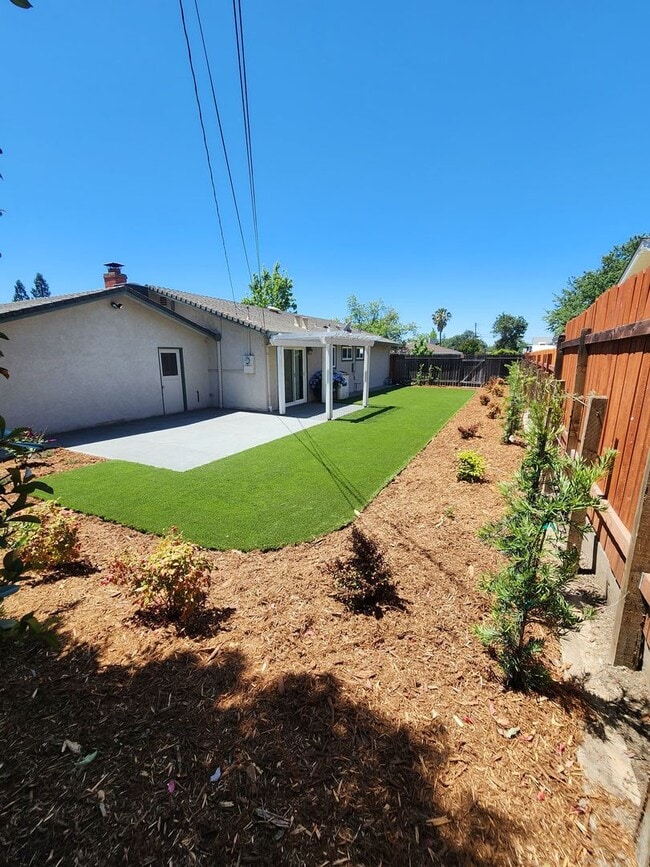 Building Photo - Action Properties R.E.S.- Central Roseville, R.V. Access, 3 Bedroom, Large Patio & Rear Yard, Nea...
