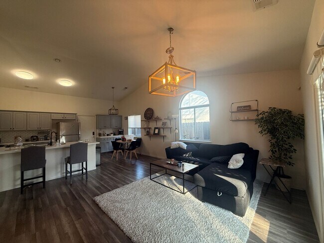 Building Photo - 3 bedrooms, 2 full bathrooms single-story home located in the heart of Visalia, CA.