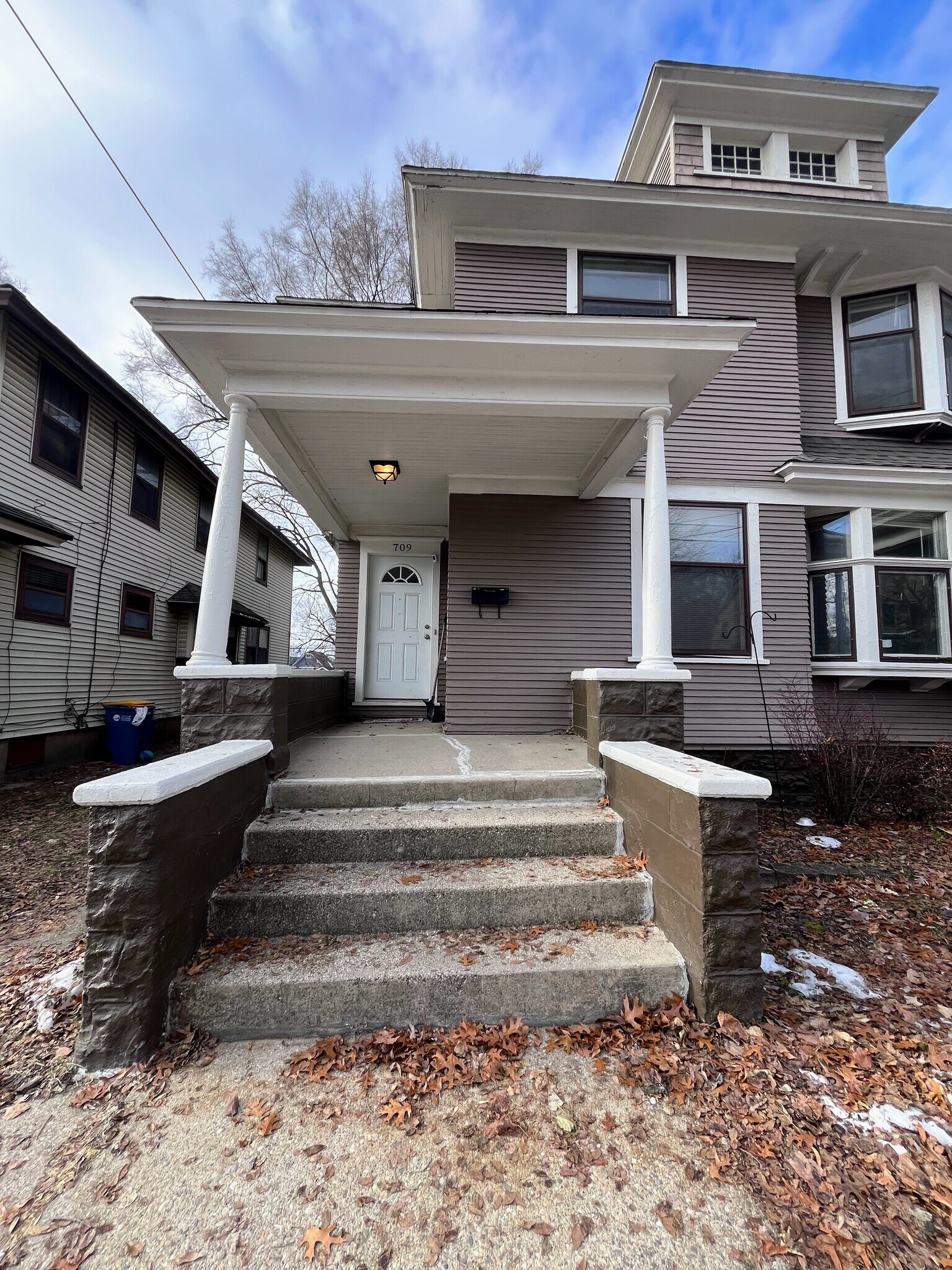 Building Photo - 709 Lafayette Ave SE