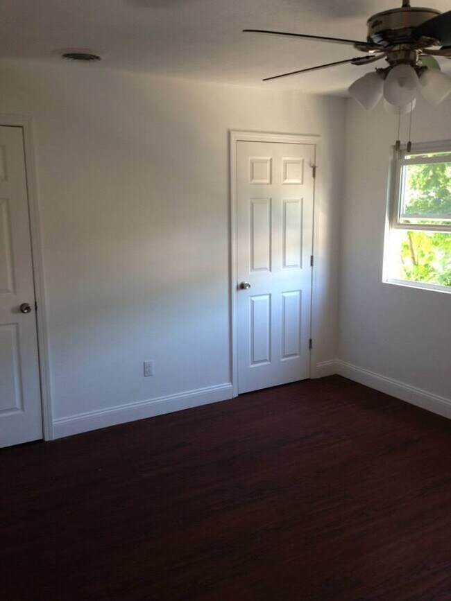 Building Photo - Platinum Quality Renovation in South Side Flats. Open Layout, Designer Kitchen, Huge Bathrooms. A/C!