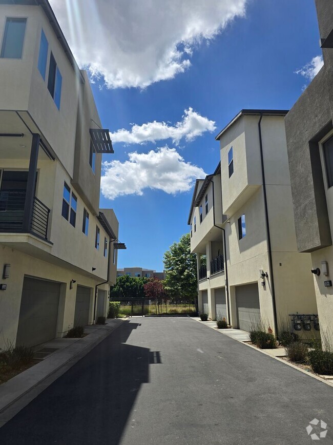 Building Photo - Breathtaking 4-bedroom, 3.5-bathroom townh...