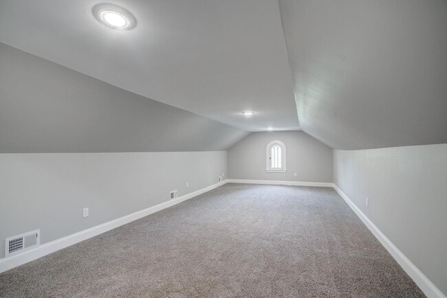 Building Photo - 2056 Summit Ave
