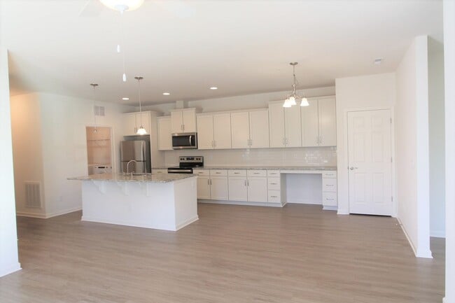 Building Photo - BEAUTIFUL 3BD 2.5 BTH Apartment home RAINTREE - Ballantyne Commons Pkwy