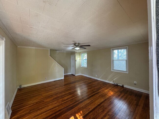 Building Photo - Welcome to 161 Riverview!