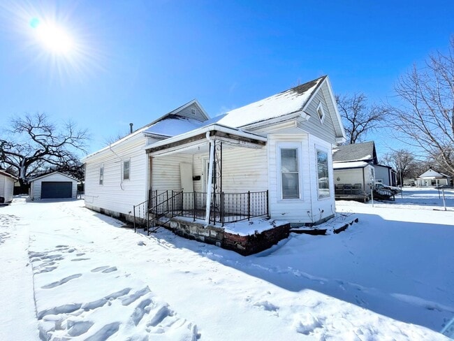 Building Photo - 3 Bed, 2 Bath Bungalow