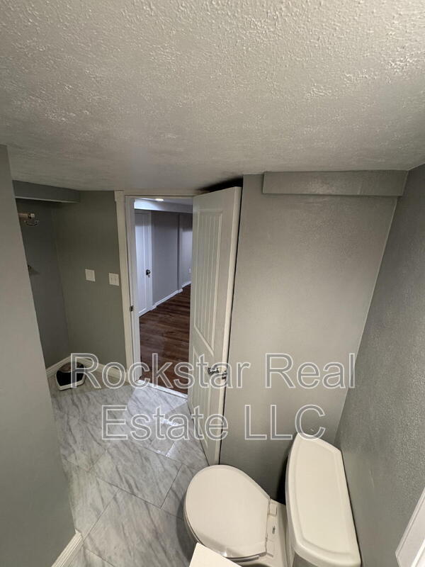 Building Photo - 3027 W Cleveland Ave