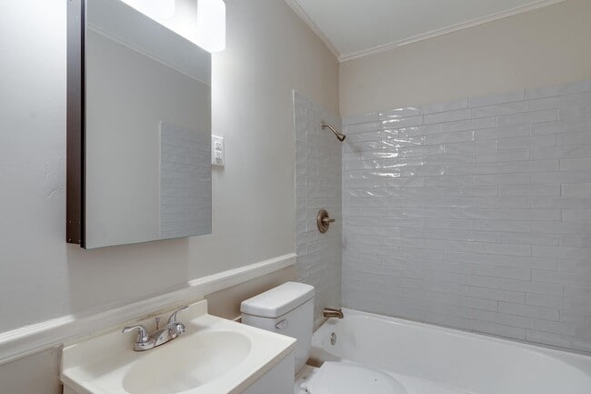 Building Photo - 950 Parkhaven Ln