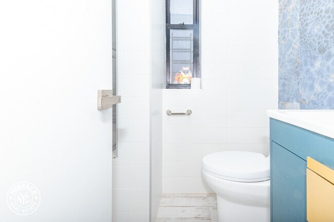 Building Photo - 75 Varet St