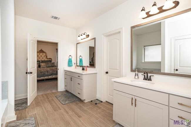 Building Photo - Fully Furnished!  5 bedroom, 3 bath home i...
