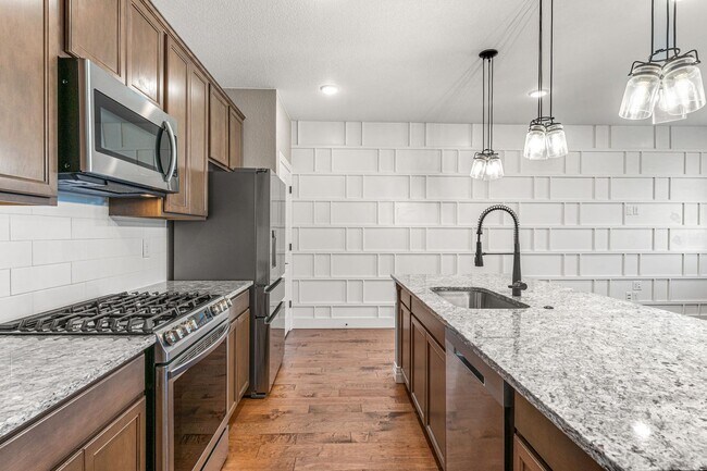 Building Photo - Modern Townhome in Commerce City!