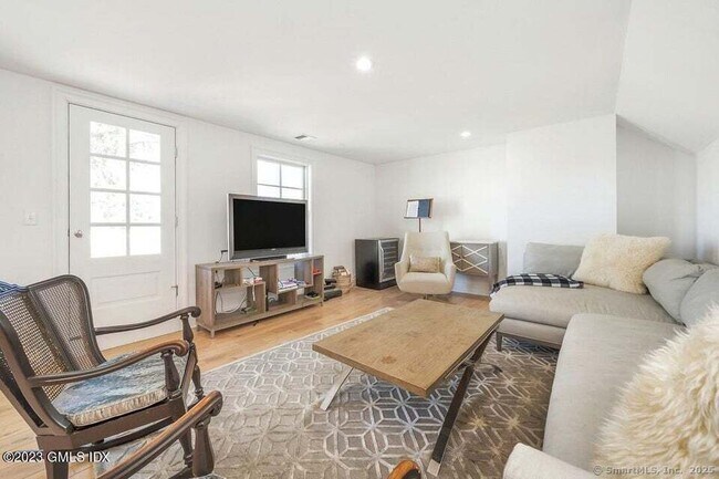 Building Photo - 1 Home Pl