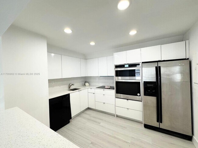 Building Photo - 18151 NE 31st Ct