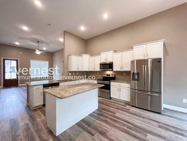 Building Photo - 5670 Matthew Dr