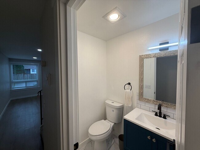 Building Photo - Beautifully Renovated 2 Bed/1.5 bath Condo Edmonds, WA. $2495/mo.