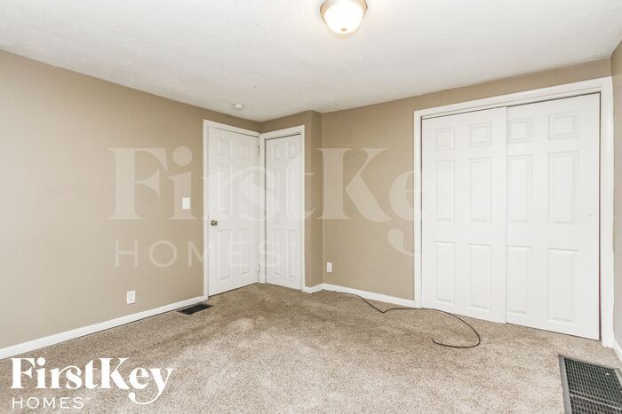 Building Photo - 5452 W Southport Rd