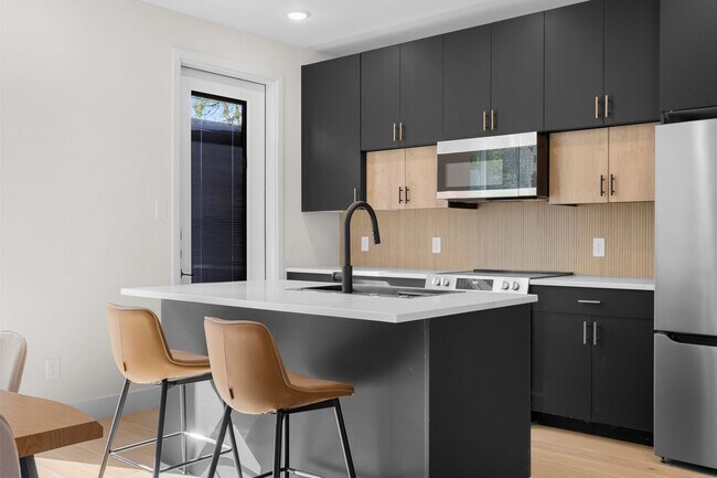 Building Photo - 4Bed/4Bath - Fully Furnished Townhome Avai...