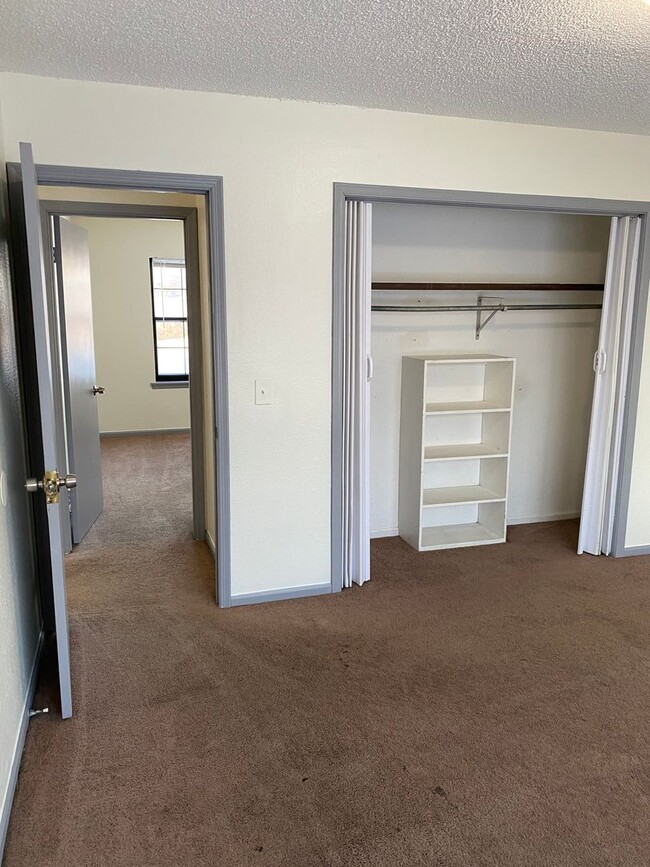 Building Photo - 2 Bed 1 Bath 1 Car Garage Duplex in Centra...