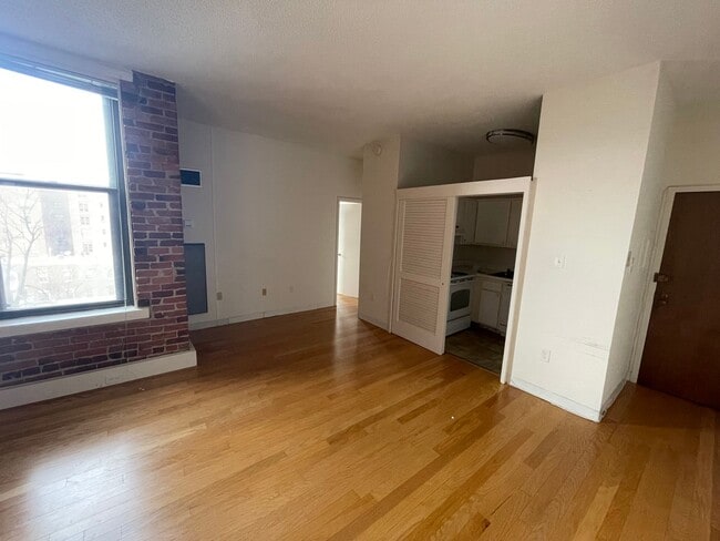 Building Photo - A one bedroom, one bath apartment located on the 5th floor of The Cairo in the heart of DuPont Ci...