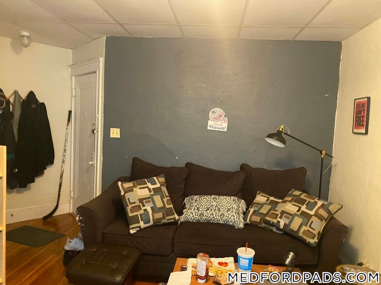 Building Photo - 53 Fellsway W