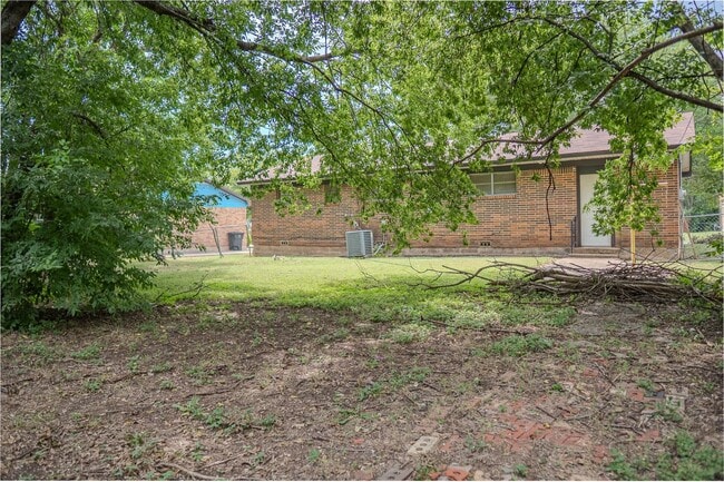 Building Photo - FREE JANUARY RENT!!!!!!!!!! $1,250 SPECIAL!!!!