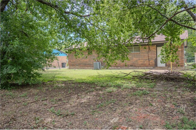 Building Photo - FREE JANUARY RENT!!!!!!!!!! RENT REDUCED TO $1,195!!!