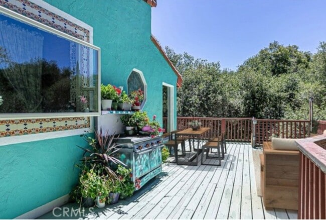Building Photo - Escape to Your Own Private Retreat Among the Oaks