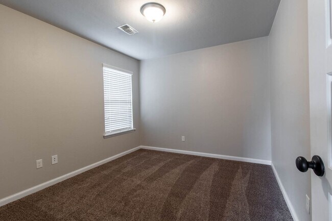 Building Photo - A Charming 3BD/2BTH Retreat with Modern El...