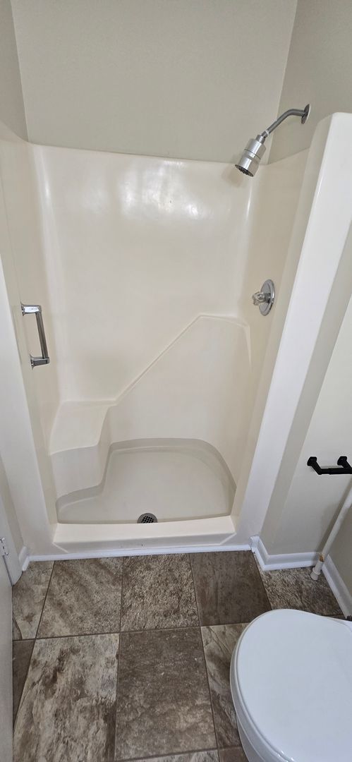 Building Photo - Townhome convenient to shopping and schools