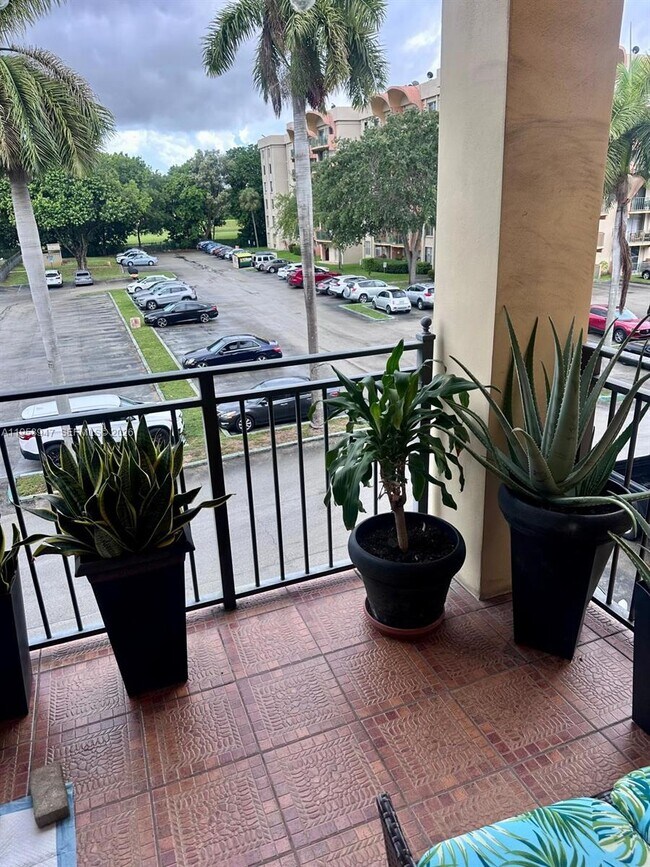 Building Photo - 9340 Fontainebleau Blvd