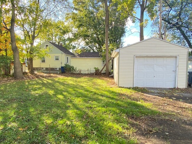 Building Photo - 2 Bed Home With A Den Michigan City