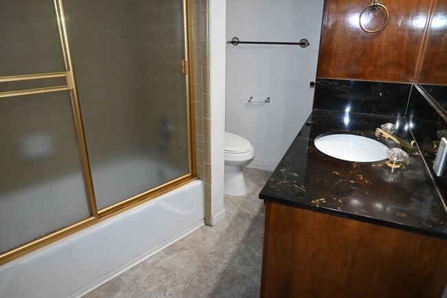 Building Photo - 5941 S Land Park Dr