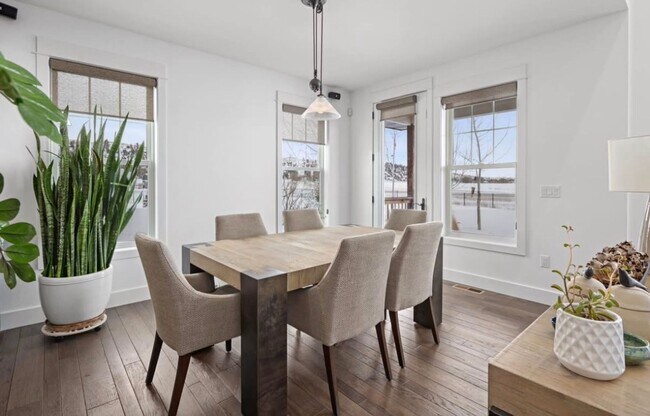 Building Photo - Stunning luxury rental!