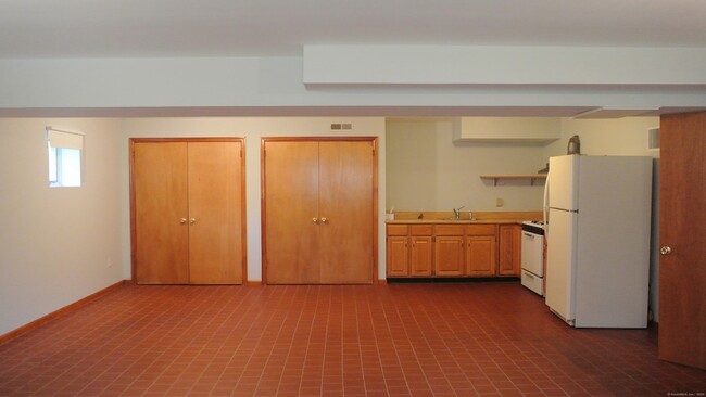 Building Photo - 302 Westwood Rd