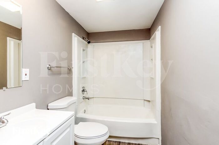 Building Photo - 910 Woodlark Dr