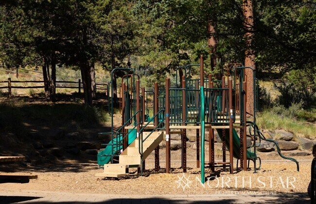 Building Photo - Spacious Bend 3 bed/2 bath Residence w/ Of...