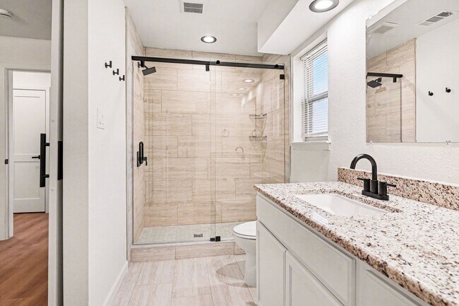 Building Photo - Move In Ready Home with Modern Updates Throughout