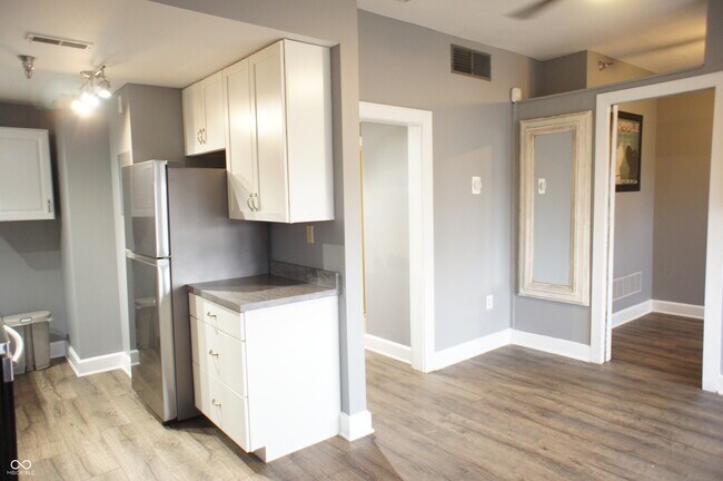 Building Photo - 230 E 9th St