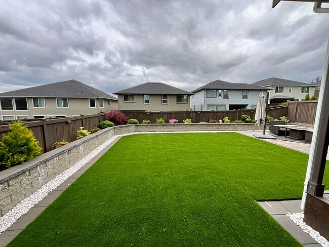 Building Photo - Beautiful and Spacious 4 Bedroom Home in M...