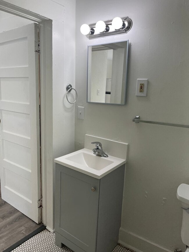 Building Photo - Spacious 2bd/1.5ba Home Minutes From W Midtown!