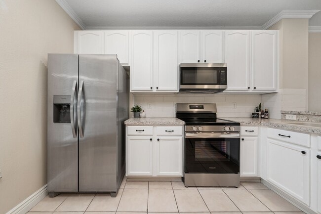 Building Photo - 2 Bedroom /2.5 bathrooms Town House. Just few minutes from Medical City.