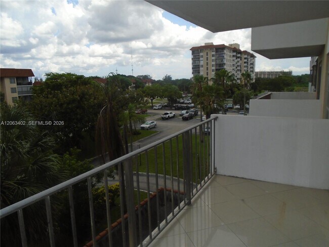 Building Photo - 4174 Inverrary Dr