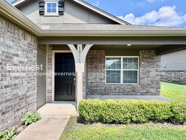 Building Photo - 3 Bed, 2 Bath Home with Garage / Pet-Friendly / Available Now!